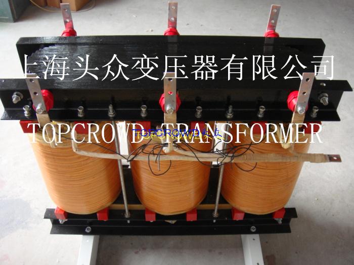 SG变压器系列三相干式变压器(380V变压器)主要用于各种高低压成套电气、进出口设备、精密机床、UPS、电镀、照明、加热、通信、化工等行业设备的控制电力、电源之用,SG变压器系列三相干式变压器能有效隔离部分谐波,抗干扰性强和安全性好的特点。SG变压器系列三相干式变压器是我公司参数西门子公司同类产品最新研制开发数控系列用变压器,尤其160VA-16KVA之间的三相干式变压器,它们的外形和安装尺寸已经标准化,与西门子4AP系列通用,产品符合VDE0550、IEC439、JB5555、GB5226等国际、国家标